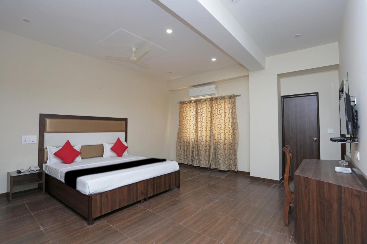 Capital O 37423 Golden Leaf Hotel Dehradun Exterior foto