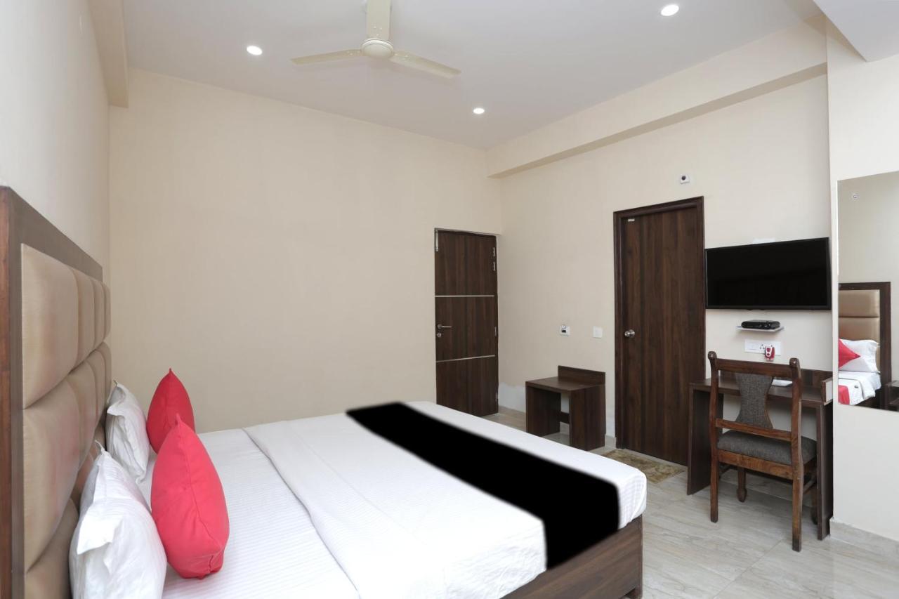 Capital O 37423 Golden Leaf Hotel Dehradun Exterior foto